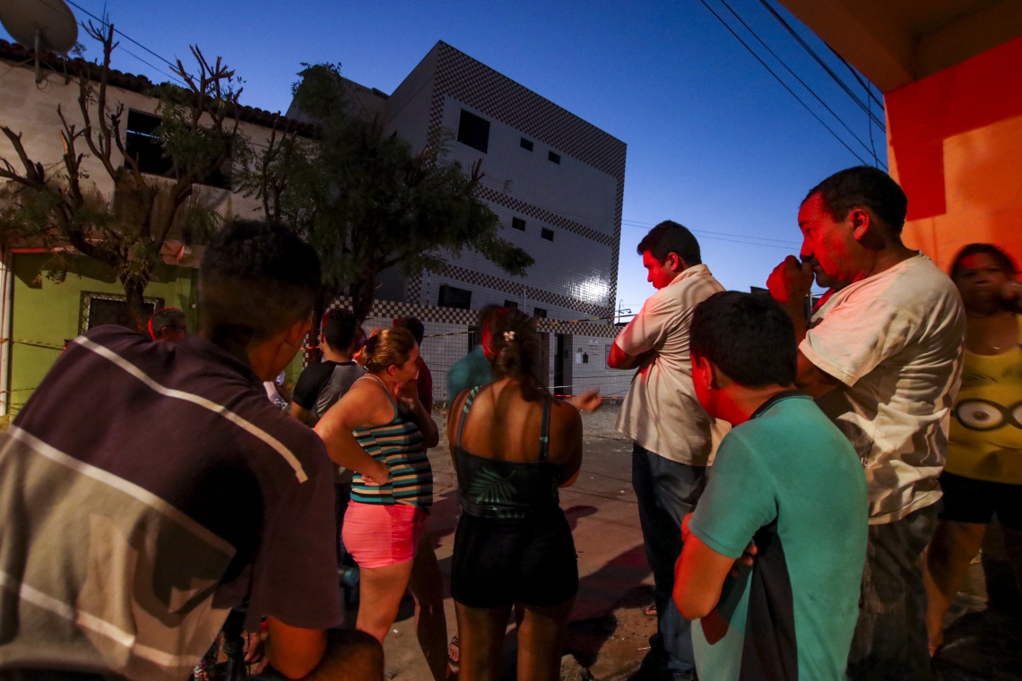￼HÁ UMA SEMANA, 20 famílias foram removidas após o desabamento parcial do prédio (Foto: AURELIO ALVES)