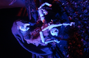 São 80 bonecos dispostos em oito mesas