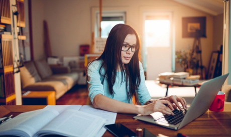 As matrículas de cursos de graduação a distância aumentaram 375,2% entre 2007 e 2017, segundo último Censo do Ensino Superior, divulgado em 2018. (Foto: Geber86/Gettyimages) 