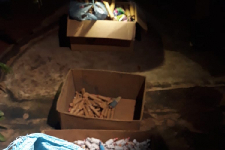 Parte do material explosivo retirado da fábrica de fogos de artifícios (foto: Raiana Lucas / CBN Cariri)