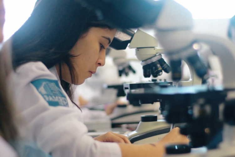 Iniciado em 2013, o programa de mestrado em Biotecnologia j&aacute; formou cerca de 30 mestres. Quatro deles seguem no programa de p&oacute;s-doutorado em Biotecnologia. (Foto: Sidney Almeida/Divulga&ccedil;&atilde;o)(foto: Sidney Almeida/Divulga&ccedil;&atilde;o)