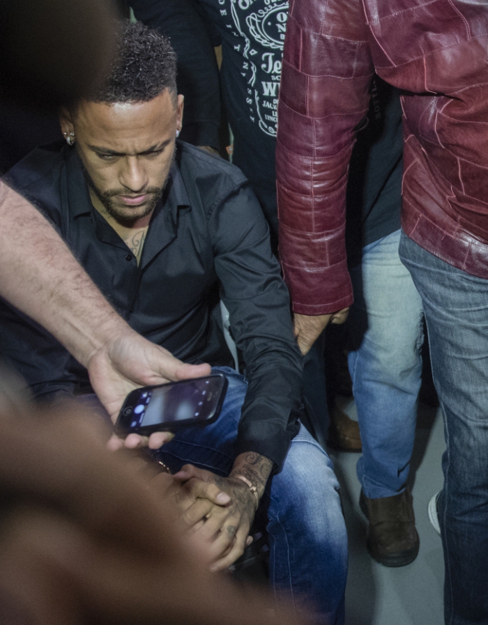 Neymar chegou à delegacia de cadeira de rodas, devido a lesão (Foto: Mauro Pimentel / AFP)