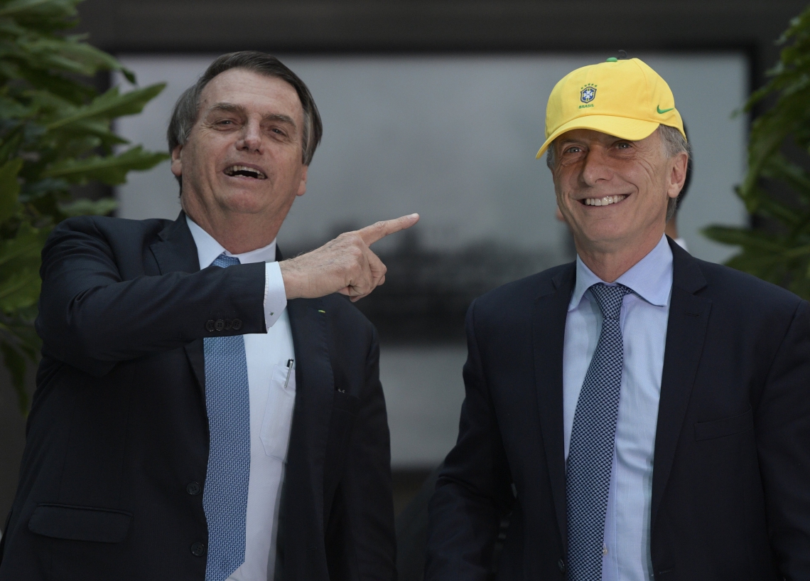 ￼BOLSONARO presenteou Macri com um boné e uma camisa da seleção brasileira no encontro na Casa Rosada (Foto: Juan MABROMATA / AFP)