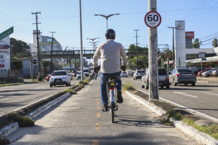 Projeto de lei em an&aacute;lise na C&acirc;mara pretende estender o aux&iacute;lio-transporte a quem pedala regularmente