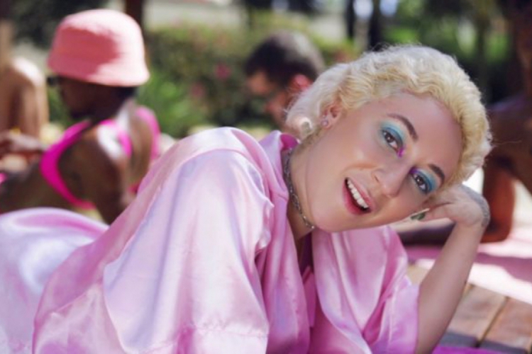 Clara Tannure participava de DVDs infantis do grupo Diante do Trono(foto: Reprodução/YouTube)