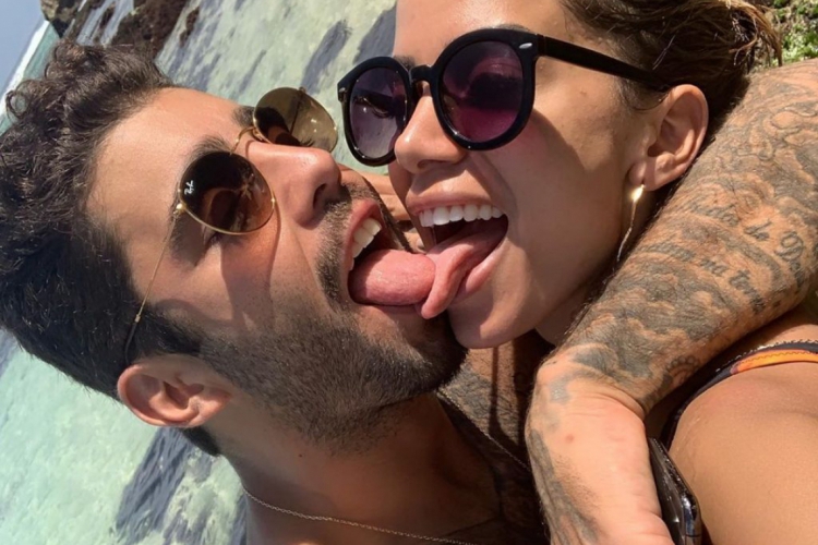 Anitta e Pedro Scooby trocam declarações de dia dos namorados.
