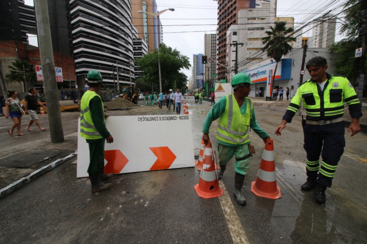 FORTALEZA, CE, BRASIL, 12-06-2019: Chuva cria grande buraco, na avenida da Abolição com a rua T...