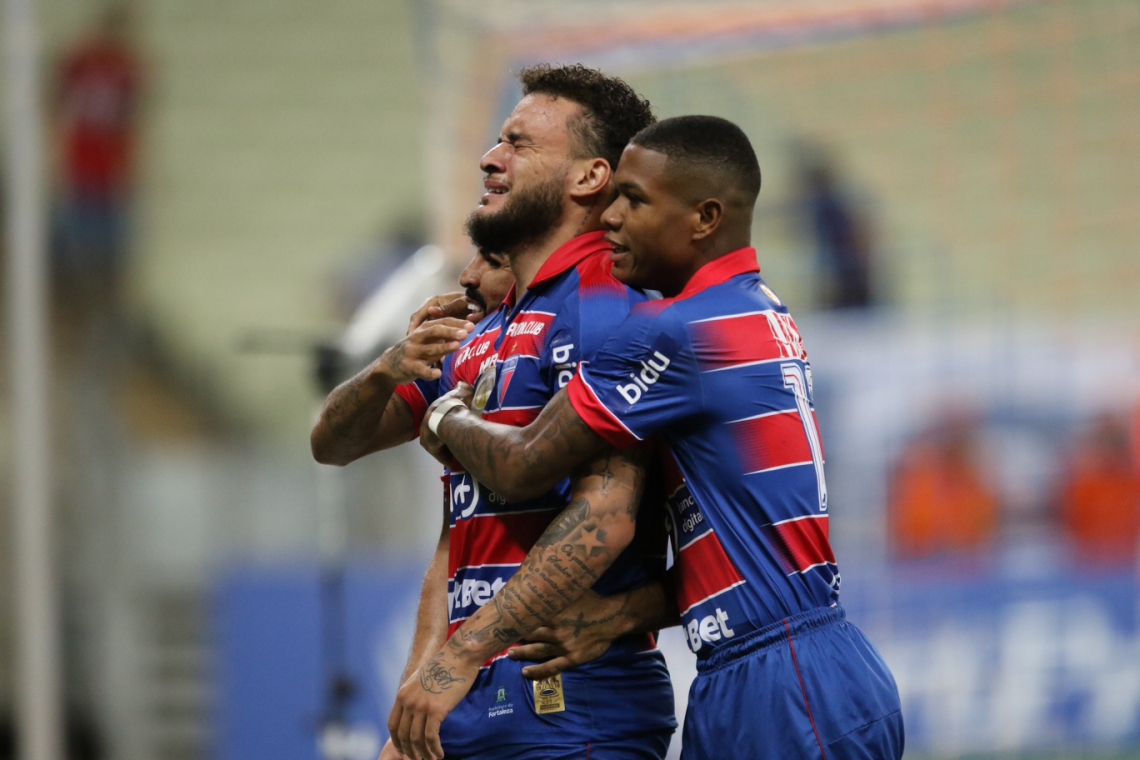 André Luis se emocionou ao marcar o gol inaugural da partida - o primeiro dele pelo Fortaleza (Foto: Fábio Lima)