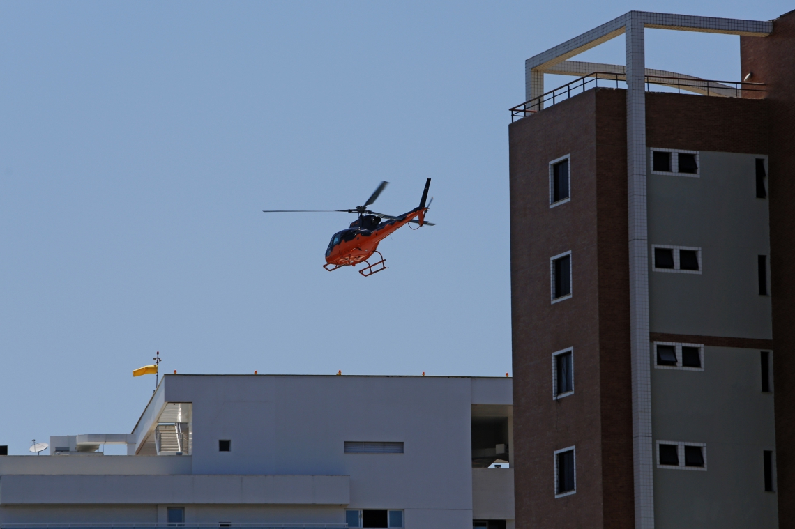 Helicotero faz pouso em heliponto em prédio na Av. Barão de Studart (Foto: Fco Fontenele)