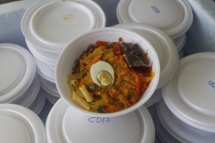 Marmitas distribuídas aos internos do sistema penitenciário cearense têm tampa de isopor, o que facilitava anotar numerações das contas compradas pelos detentos(foto: EVILÁZIO BEZERRA)