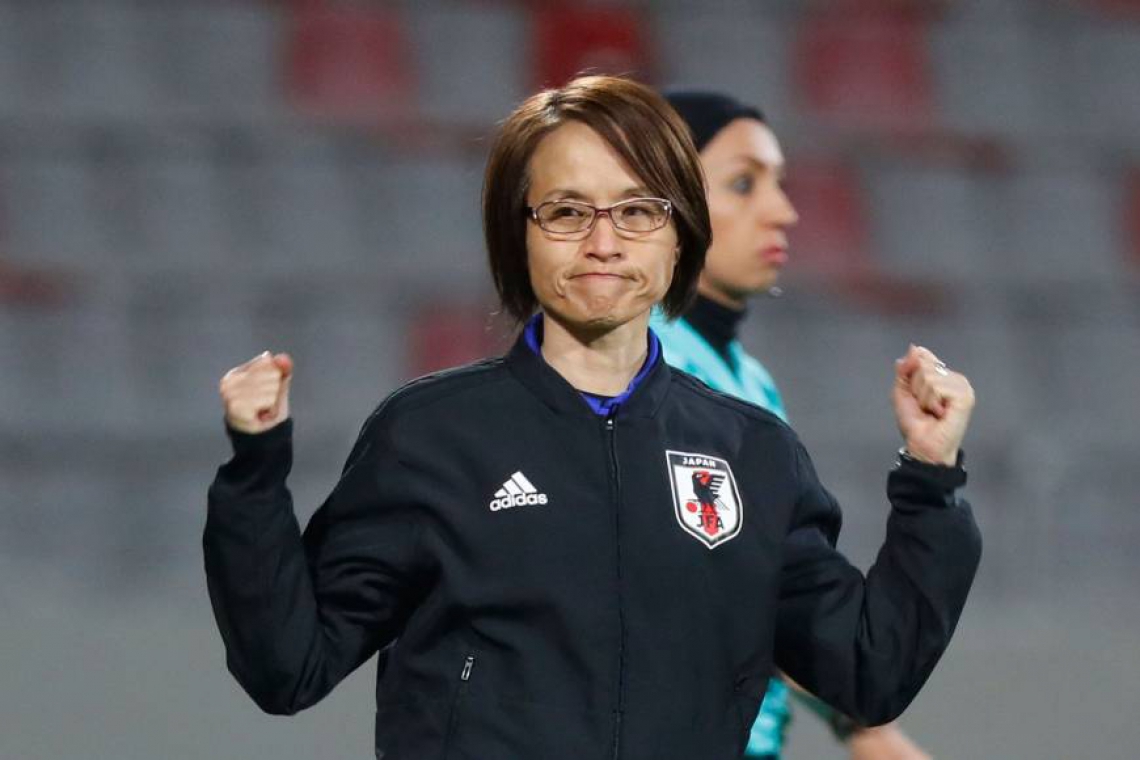 Asako Takakura, 51, é a primeira mulher a treinar a seleção feminina de futebol do Japão.