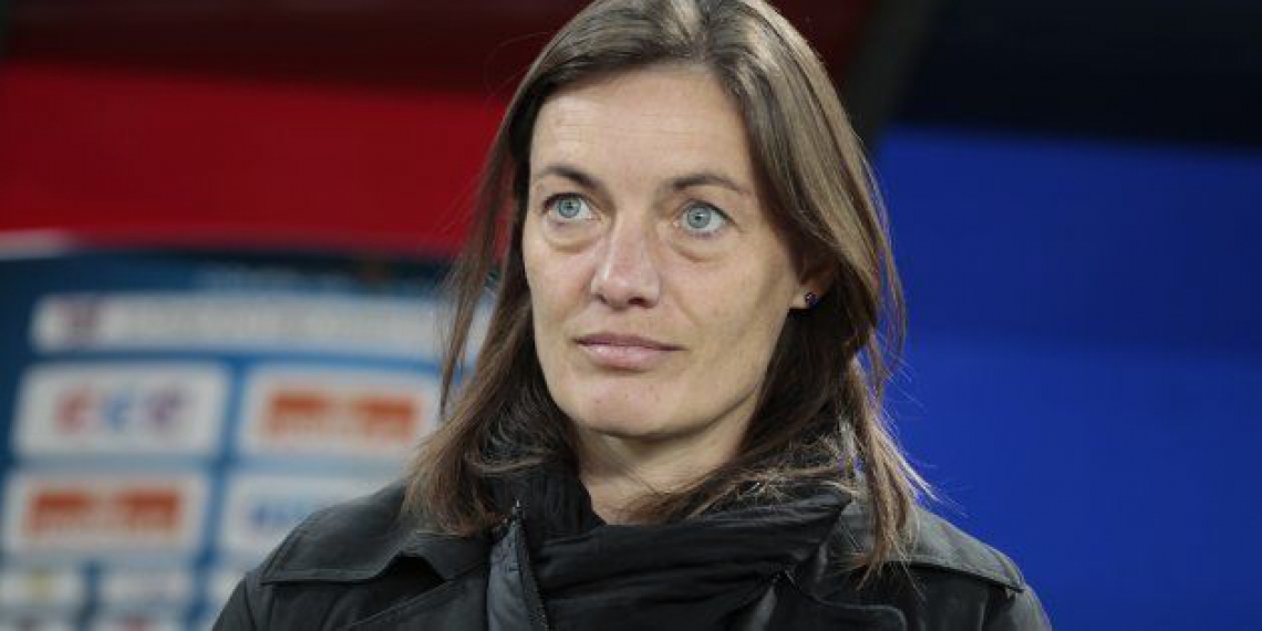 Em 2015, a ex-jogadora foi nomeada pela revista France Football como a técnica do ano da segunda divisão.