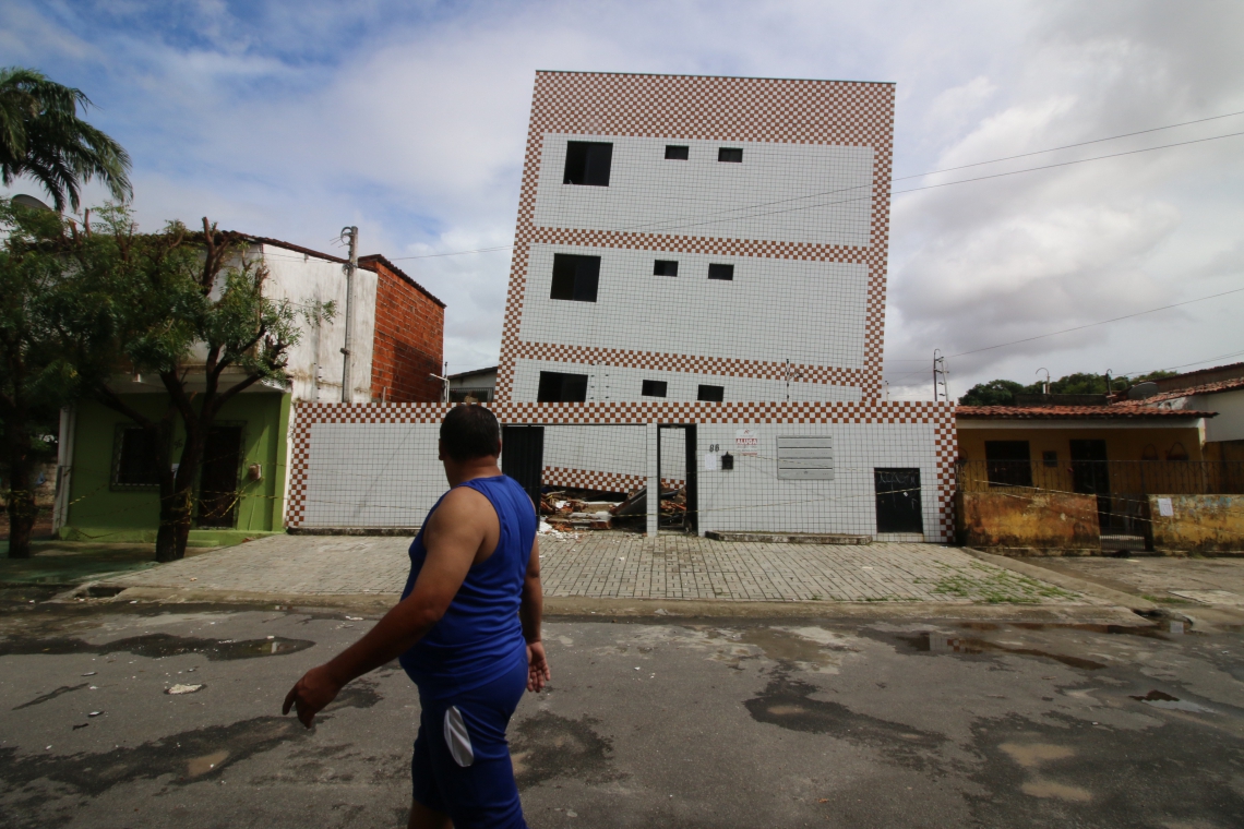 ￼EM 1º DE JUNHO, moradores do prédio e casas vizinhas tiveram que abandonar o local  (Foto: Mauri Melo / O POVO )