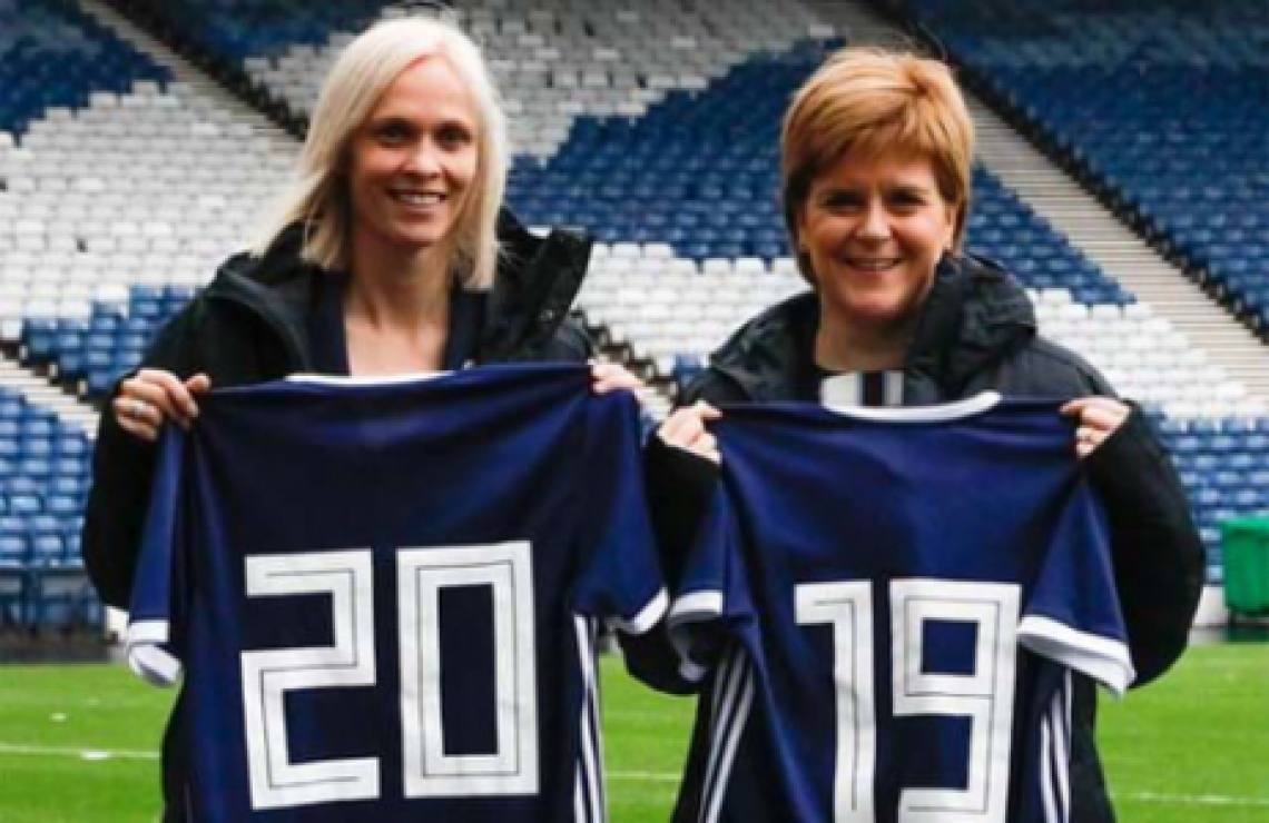 A treinadora Shelley Kerr e a primeira-ministra Nicola Sturgeon.