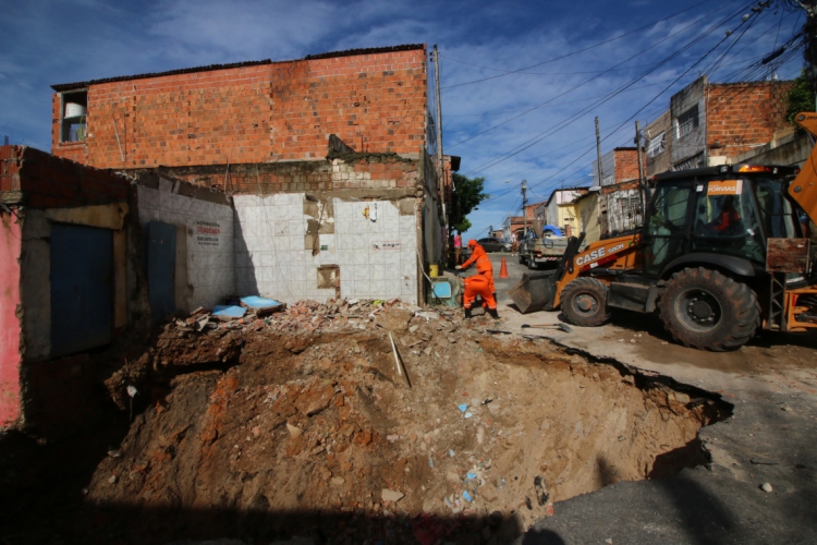 Grande buraco na rua Santa Eliza, no bairro Pirambu, devido às chuvas. (foto: Mauri Melo)