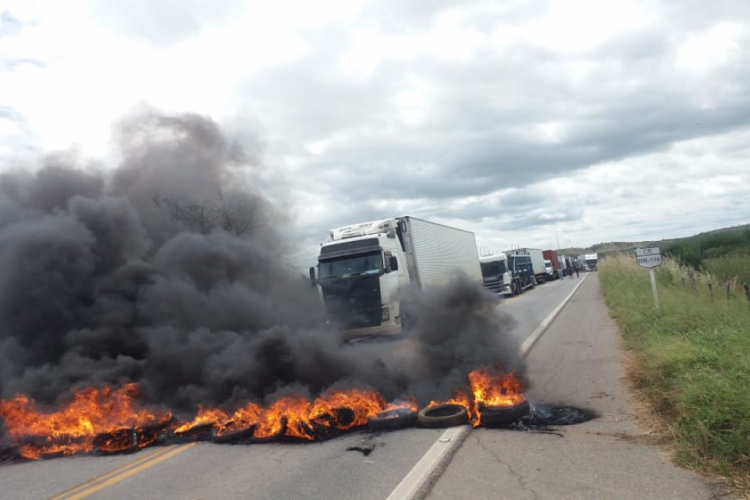 Manifestantes fecham BR-116 por mais de duas horas no município de Barro.(foto: WhatsApp)
