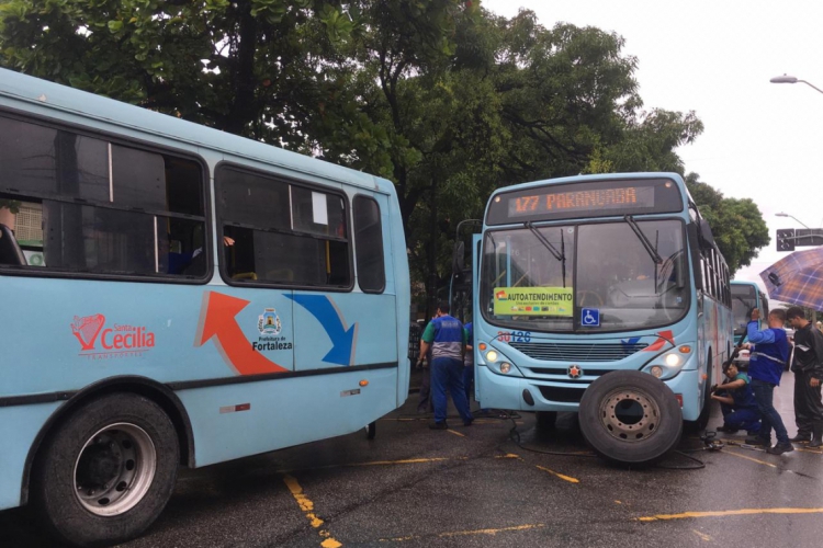Ônibus tiveram pneus furados na Avenida da Universidade(foto: Lia Bruno/ O POVO)