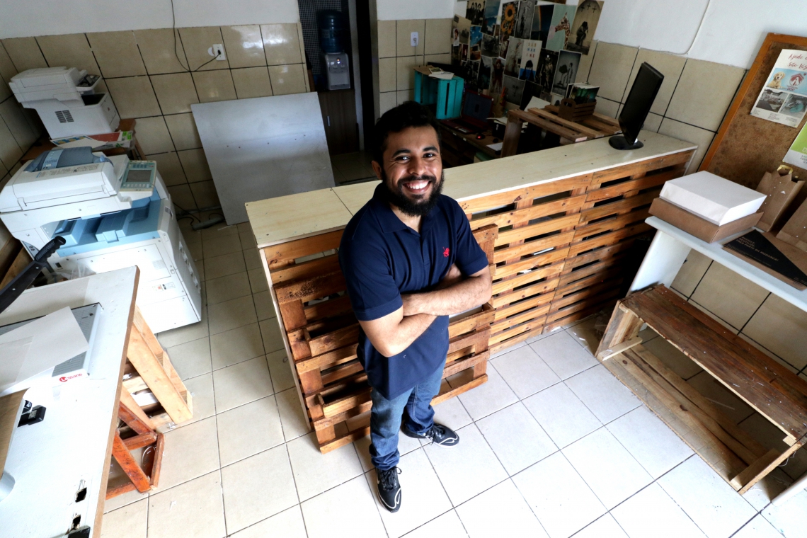  Os interessados em adquirir curr&iacute;culos, e que est&atilde;o desempregados podem ir at&eacute; a gr&aacute;fica com as informa&ccedil;&otilde;es necess&aacute;rias que a empresa oferece at&eacute; cinco c&oacute;pias gratuitas.