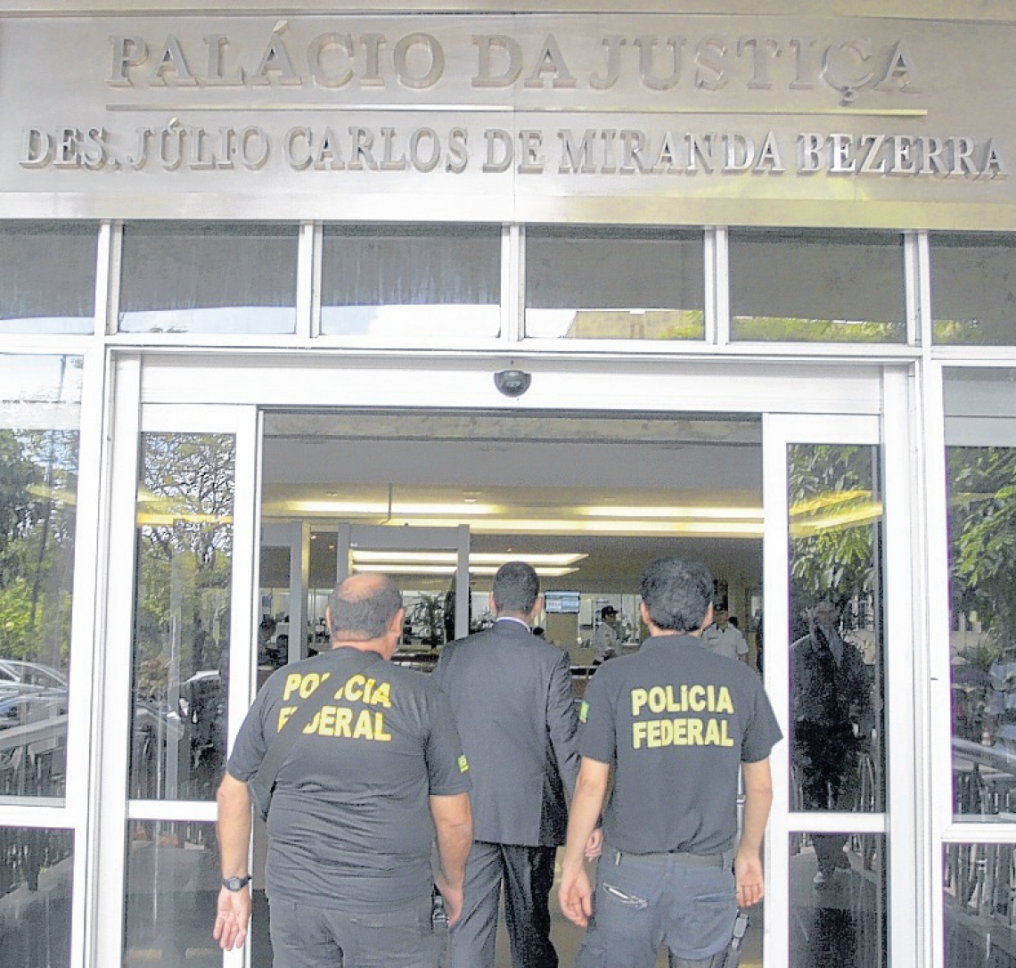 O dia em que os policiais federais fizeram buscas no TJCE