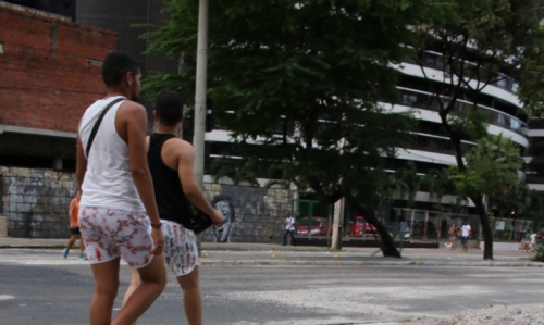 ASFALTO NO CRUZAMENTO da rua Tibúrcio Cavalcante com av. Abolição ainda tem rachaduras e trânsito no local está interditado (Foto: Fabio Lima)
