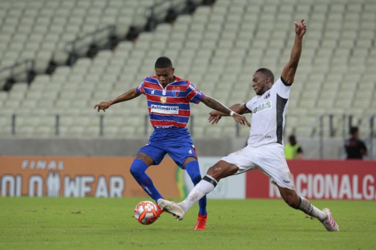 Marcinho, do Fortaleza, e Luiz Otávio, do Ceará, não podem atuar por outra equipe no Campeonato Brasileiro 2019.(foto: JÚLIO CAESAR)