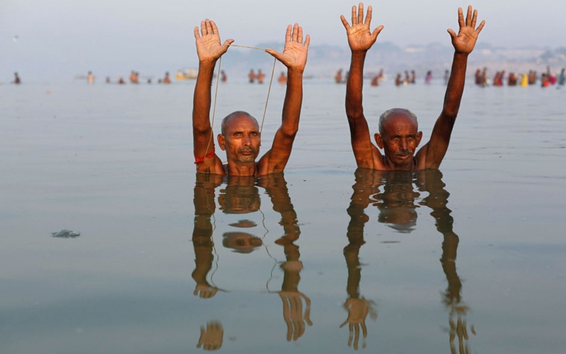 Pessoas fazem ora&ccedil;&otilde;es no rio Ganges enquanto as autoridades procuram Jagukar Mandrake