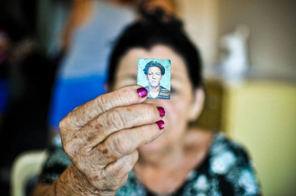 Mãe de Dandara segura a foto da filha assassinada (Foto: Mariana Parente/acervo O POVO)