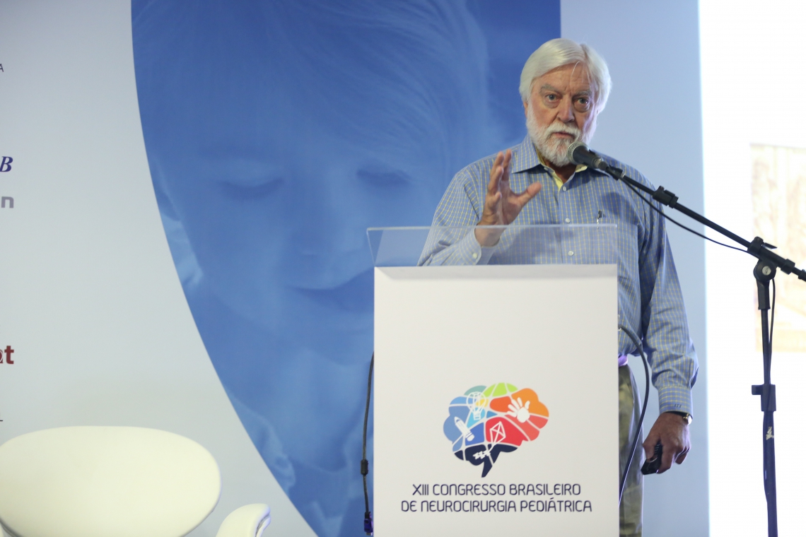￼ James GOODRICH, neurocirurgião norte-americano, em conferência durante o XIII Congresso Brasileiro de Neurocirurgia Pediátrica, em Fortaleza. (Foto: Geovanne Jinkings/Divulgação)
