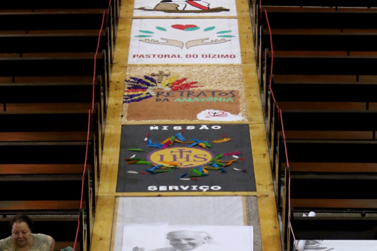 Fieis decoram igreja do Cristo Rei para comemoração do dia de Corpus Christi(foto: Fabio Lima/O POVO)