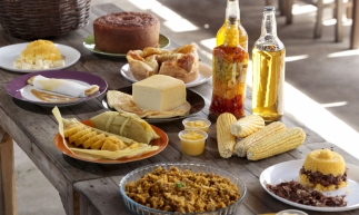 FORTALEZA, CE, BRASIL, 07-07-2015: Mesa completa de café da manhã com comidas regionais (Pamonha, milho verde, bolo mole, farofa de carne do sol, cuscuz com carne desfiada, queijo, nata, canjica e tapioca), no restaurante Café do Sertão. Comes & Bebes - Comidas regionais típicas. 