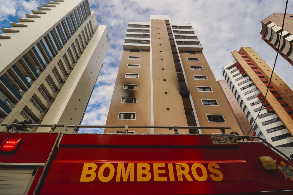 O fogo ficou restrito a um dos apartamentos, mas a fuma&ccedil;a se alastrou com facilidade.