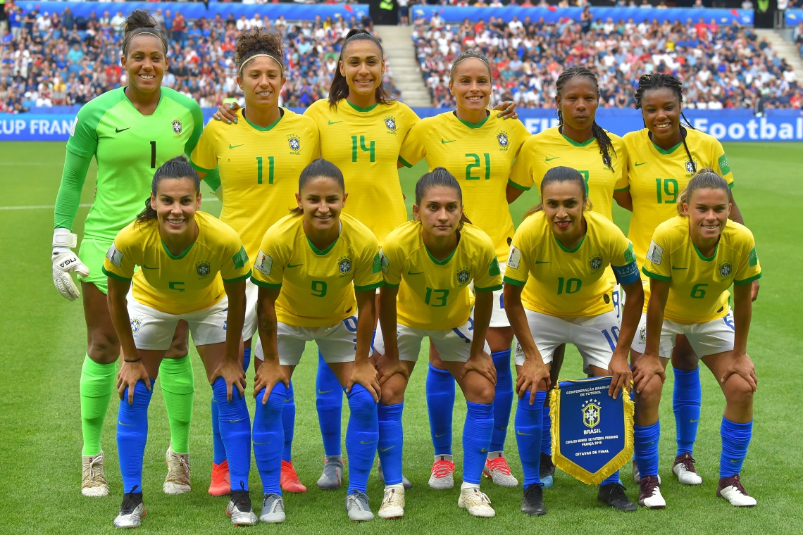 As 11 titulares da seleção brasileira feminina de futebol, que jogaram ontem contra as francesas
 (Foto: LOIC VENANCE / AFP)