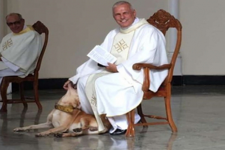 Momento ocorreu na Paróquia Nossa Senhora das Dores, no bairro Florestas, em Belo Horizonte.(foto: Reprodução/Facebook)