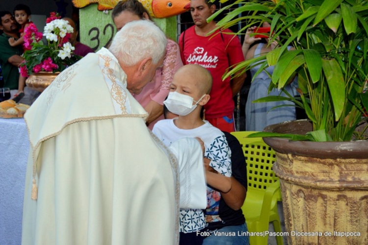 Momento ocorreu durante procissão de Corpus Christi no final da tarde da última quinta-feira, 20, em Itapipoca.(foto: Vanusa Linhas/Pascom Diocesana de Itapipoca)