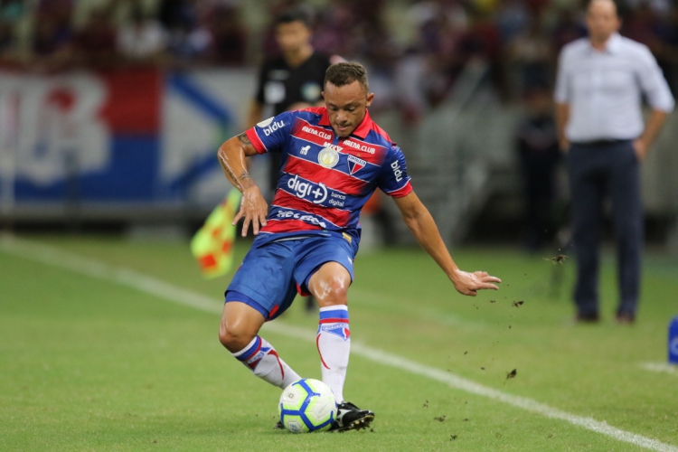 Carlinhos deve continuar como titular na lateral-esquerda 