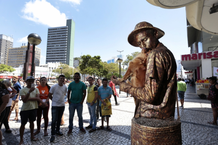 Acompanhado de sua cadelinha Jaspe Esmeralda, o artista de rua venezuelano fez da Praça do Ferreira palco de suas atrações