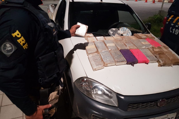 Entorpecentes foram encontrados em veículo na CE-085(foto: Divulgação/PRF)