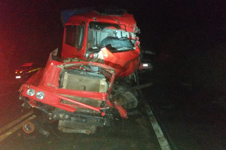 Colisão ocorreu na noite desta segunda-feira, por volta de 20 horas.(foto: Divulgação/PRF)