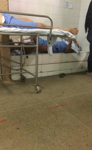 Pacientes aguardam em bancos no Frotinha da Messejana(foto: reprodução/ whatsapp)