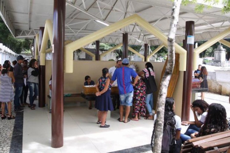 O clima de tristeza tomou conta do local do velório.