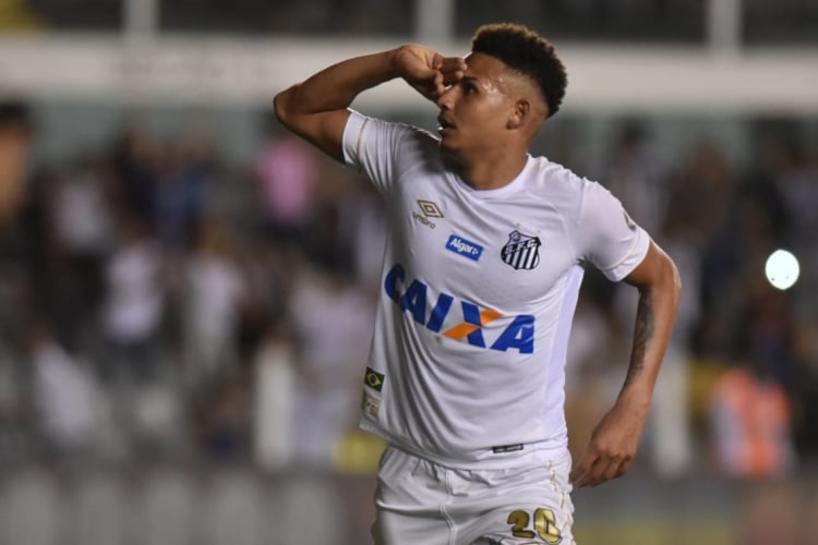 Felippe é jogador de referência com boa altura e movimentação(foto: Ivan Storti/Santos FC)
