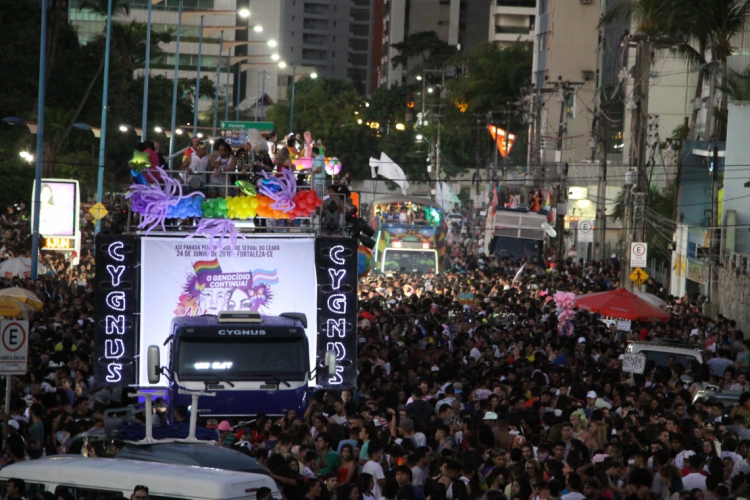 Em 2018, a 19ª Parada pela Diversidade Sexual levou uma multidão à avenida Beira Mar, na Praia de Iracema.(foto: Mauri Melo/O POVO)