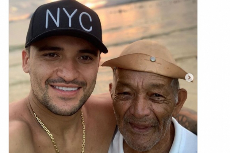 Foto postada pelo jogador, ao lado seu vô. (foto: Arquivo Pessoal )