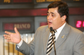 Deputado estadual José Guimarães respondeu a processo de cassação na AL-CE em 2005