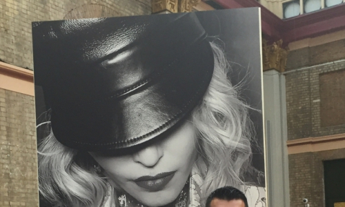 Fã de Madonna, Fábio Viana conhece a diva do pop em evento realizado em Londres (Foto: Fábio Viana/ Especial para O POVO)