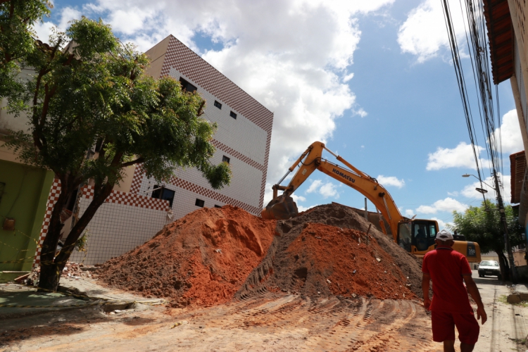 Demolição do prédio da Maraponga(foto: AURELIO ALVES)