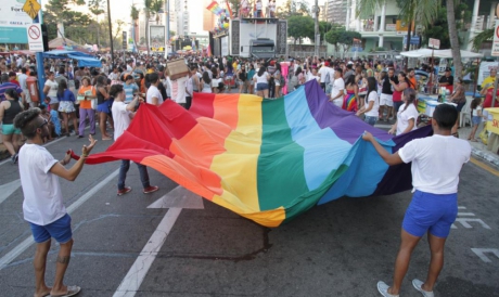 Parada pela Diversidade Sexual de Fortaleza acontece tradicionalmente na avenida Beira Mar 