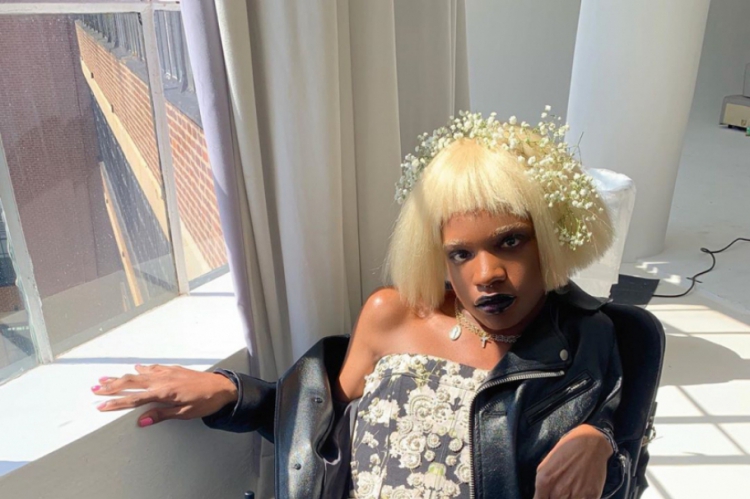 Modelo Aaron Philip estampa sua primeira capa de revista.(foto: Reprodução/Instagram)