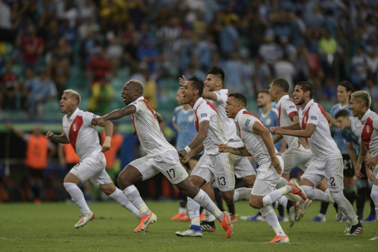 Jogadores peruanos comemoram ap&oacute;s derrotar o Uruguai na disputa por p&ecirc;naltis(foto: Juan MABROMATA / AFP)
