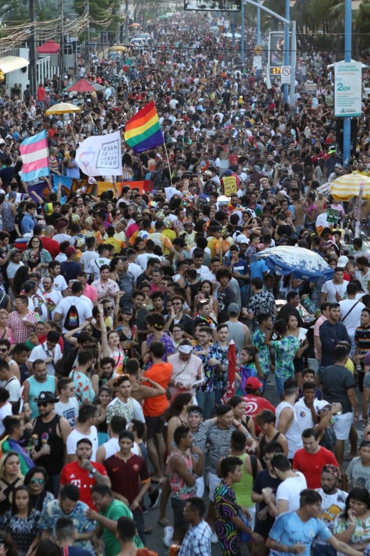 O público, com perfis diversos, se reuniu reuniu na avenida Beira Mar para reivindicar o fim da discriminação contra orientações sexuais e identidades de gênero 